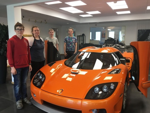 Tallinna tehnikakõrgkooli programm „100 sammu inseneerias“ lennutas Võru Kreutzwaldi kooli õpilased Koenigseggi superautode ehitamist vaatama